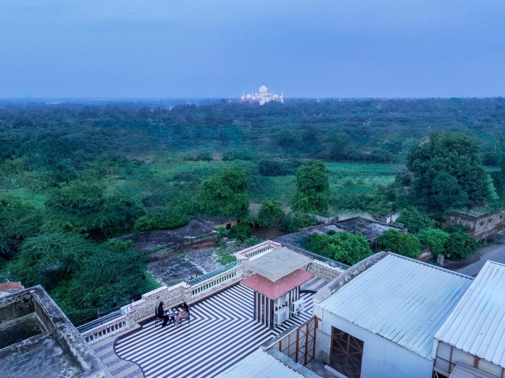 Foxoso Taj View Hotel آغْرا المظهر الخارجي الصورة